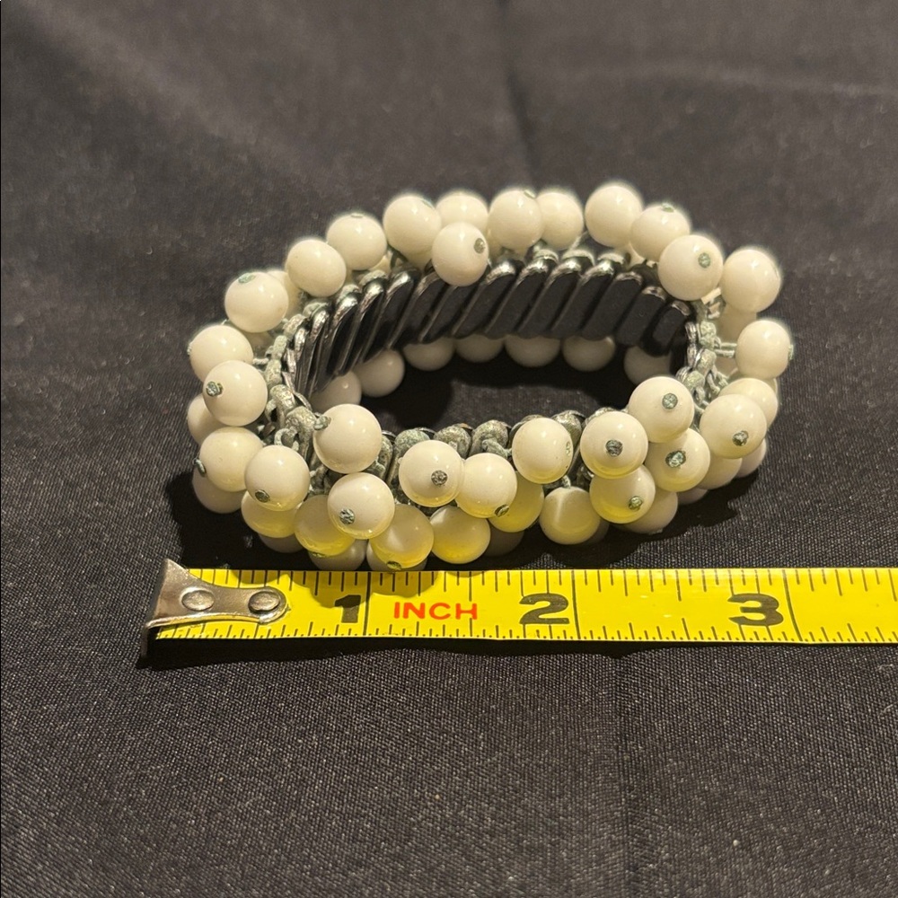 VINTAGE White Beaded stretchy Bracelet.BEAUTIFUL